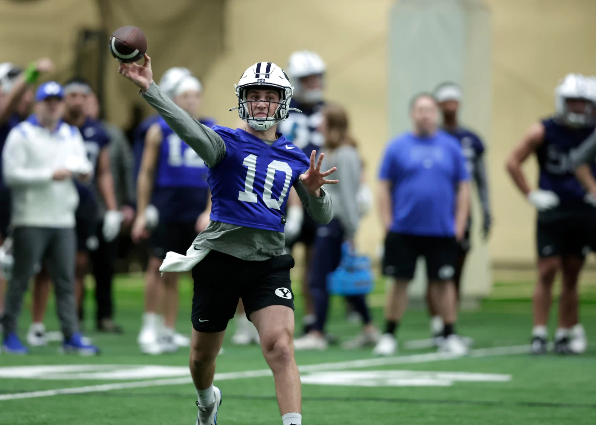 Kedon Slovis throwing a pass at BYU practice.