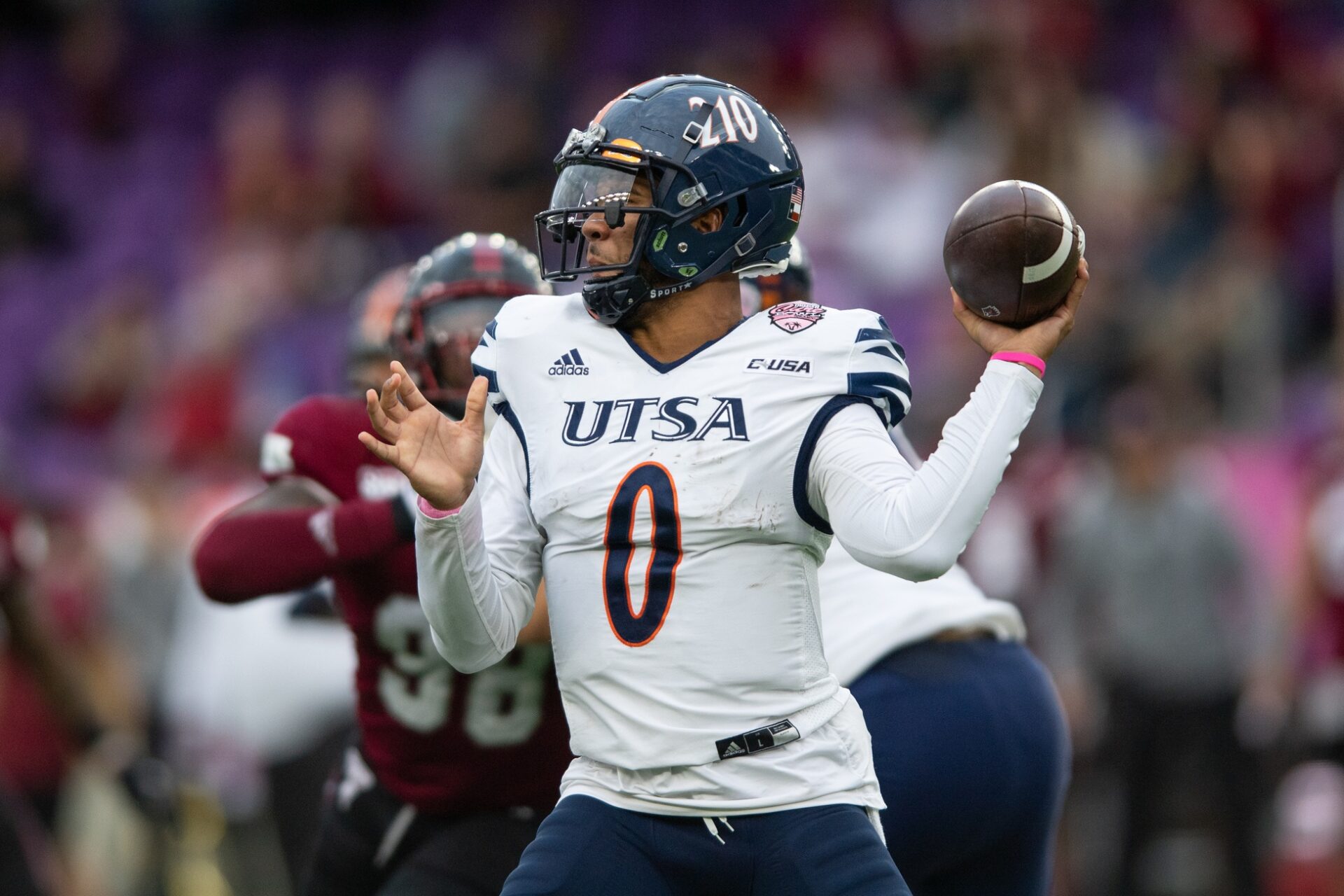 Frank Harris throws the ball against Troy Trojans in the second quarter at Exploria Stadium.
