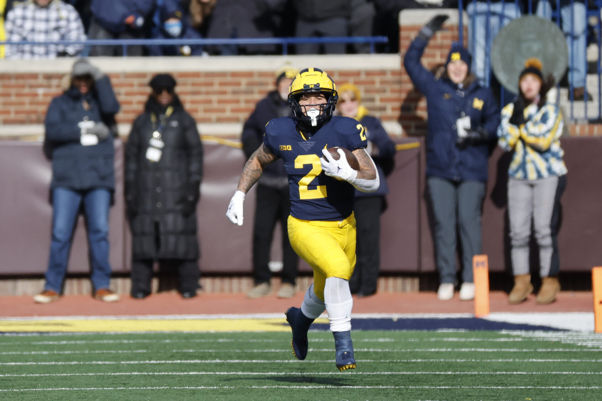 Michigan Wolverines running back Blake Corum (2) rushes in the first half against the Illinois Fighting Illini at Michigan Stadium.