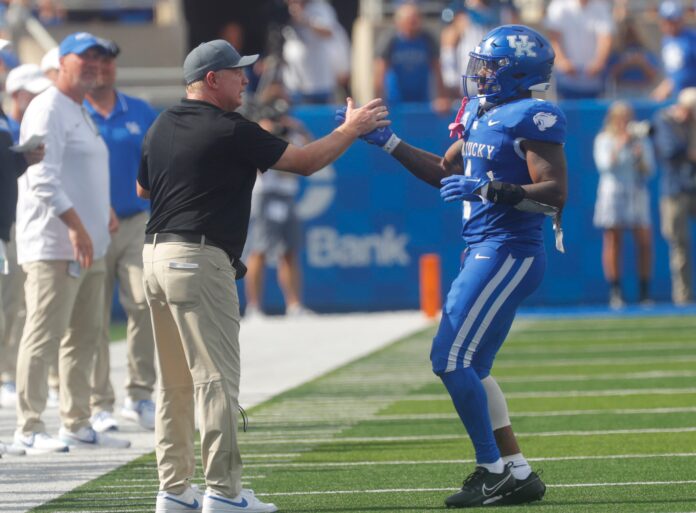 Kentucky s Mark Stoops congratulated Ray Davis as she came off the field against Florida Saturday afternoon.