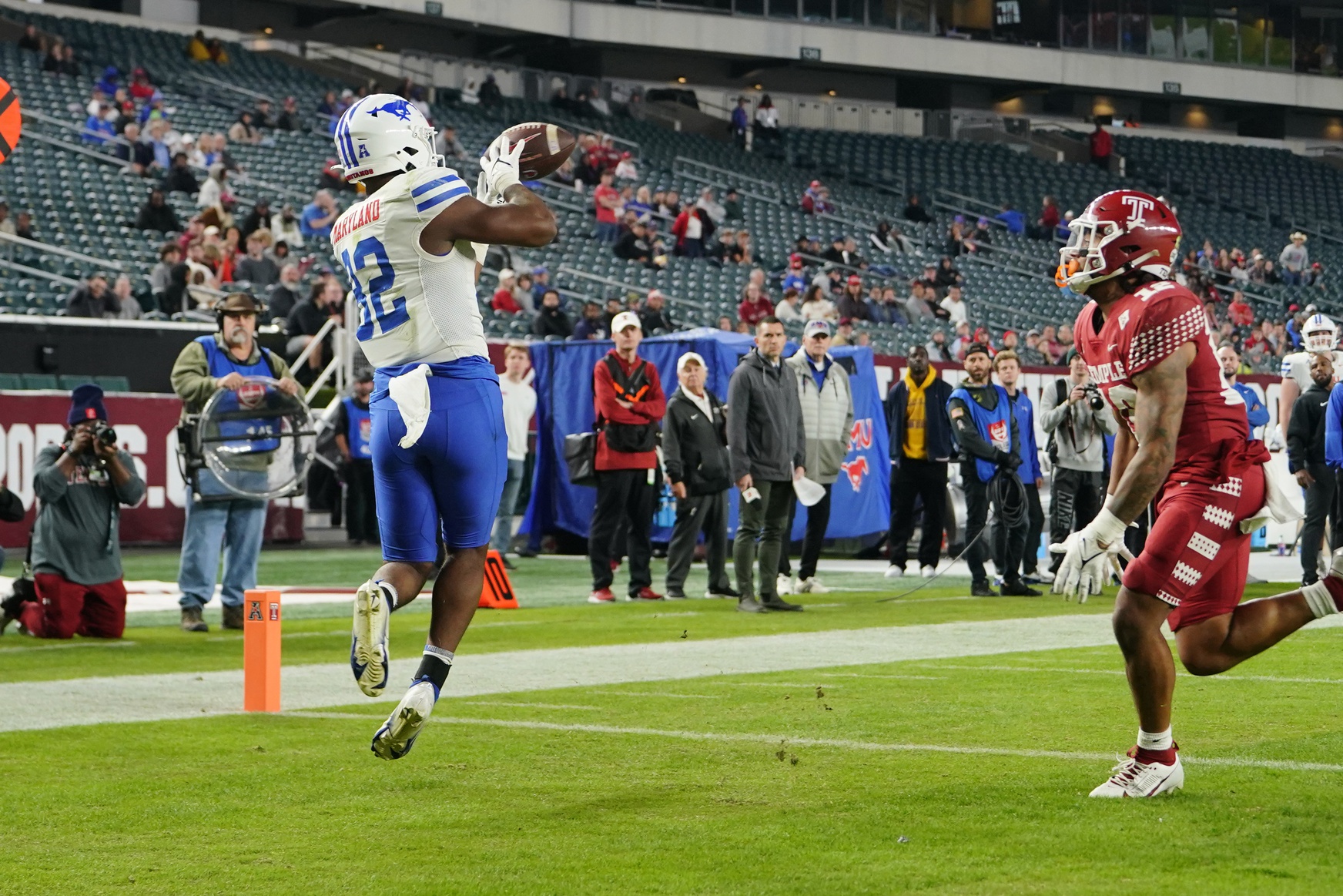 SMU Mustangs tight end RJ Maryland (82) makes a catch for a touchdown against the Temple Owls during the first half at Lincoln Financial Field.