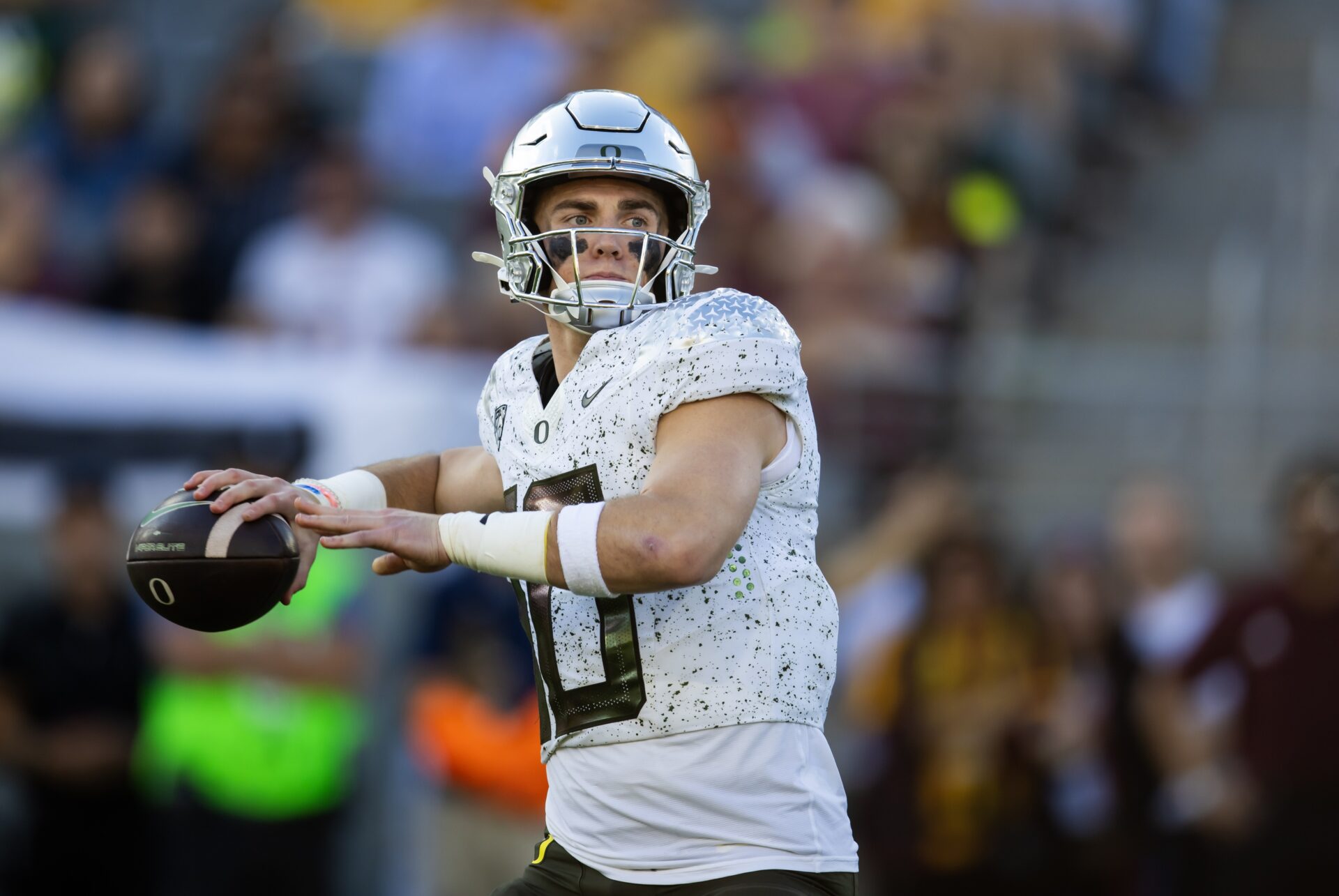 Oregon Ducks quarterback Bo Nix (10) against the Arizona State Sun Devils at Mountain America Stadium.