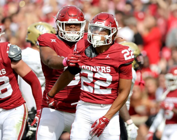 Oklahoma's Peyton Bowen (22) and Kalib Hicks (0) celebrate a play in the second half of the college football game between the University of Oklahoma Sooners and the University of Central Florida Knights