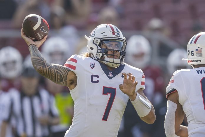 Arizona Wildcats quarterback Jayden de Laura (7) passes against the Stanford Cardinal during the first quarter at Stanford Stadium.