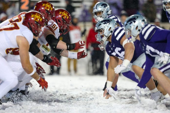 Iowa State Cyclones and Kansas State Wildcats face off in the fourth quarter at Bill Snyder Family Football Stadium.