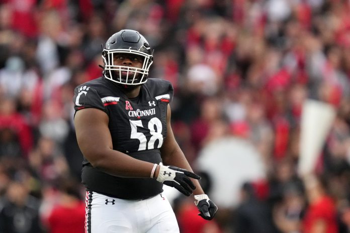 Cincinnati Bearcats defensive lineman Dontay Corleone (58) looks up at the scoreboard in the first quarter during a college football game against the Navy Midshipmen, Saturday, Nov. 5, 2022, at Nippert Stadium in Cincinnati. Ncaaf Navy Midshipmen At Cincinnati Bearcats Nov 6 0079
