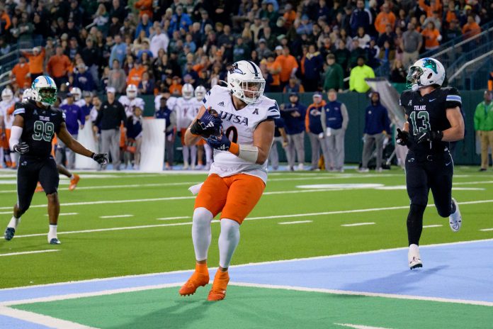 Nov 24, 2023; New Orleans, Louisiana, USA; UTSA Roadrunners tight end Oscar Cardenas (9) scores a touchdown against the Tulane Green Wave during the second half at Yulman Stadium. Mandatory Credit: Matthew Hinton-USA TODAY Sports