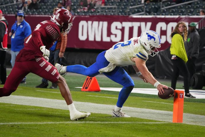 SMU Mustangs QB Preston Stone (2) dives into the end zone for a touchdown against the Temple Owls.