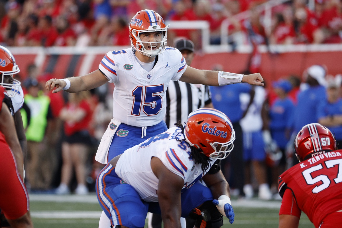 Florida Gators quarterback Graham Mertz (15) works the line of scrimmage against the Utah Utes at Rice-Eccles Stadium. Mandatory Credit: Jeff Swinger-USA TODAY Sports