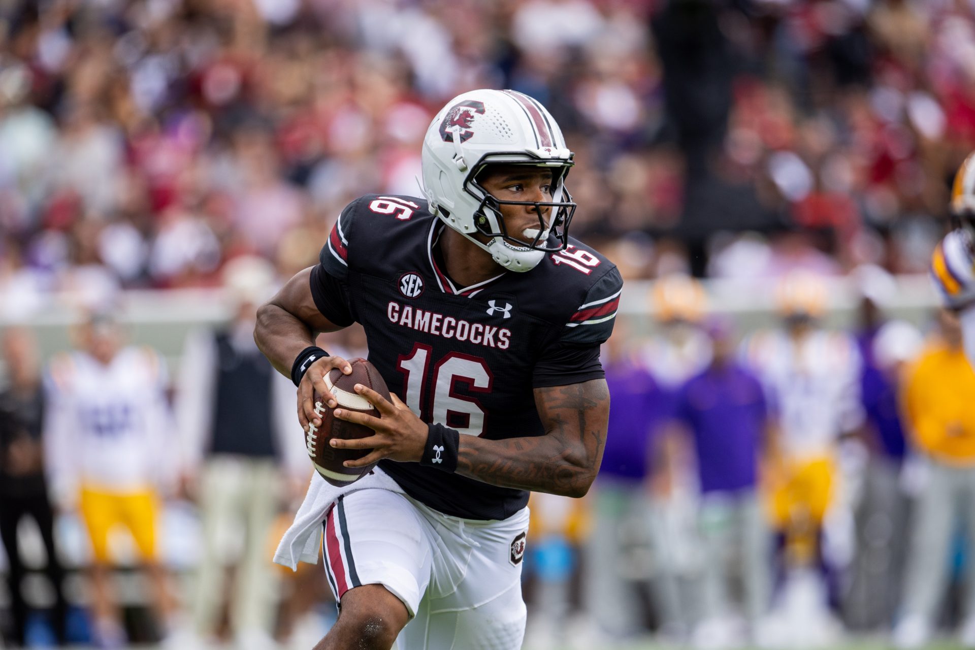 South Carolina Gamecocks quarterback LaNorris Sellers (16) runs with the ball against the LSU Tigers in the first quarter at Williams-Brice Stadium.