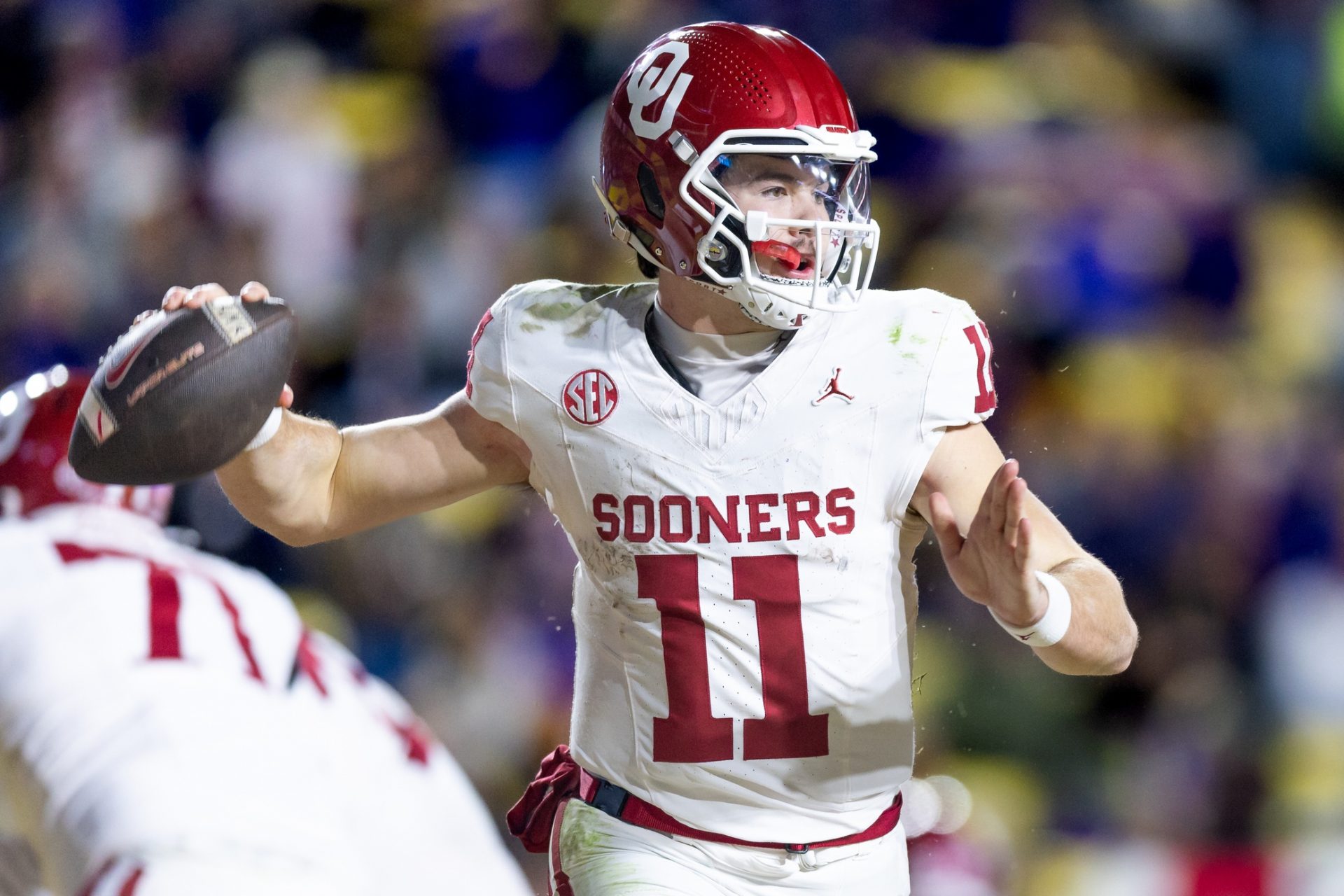 Oklahoma Sooners quarterback Jackson Arnold (11) passes against the LSU Tigers during the fourth quarter at Tiger Stadium.