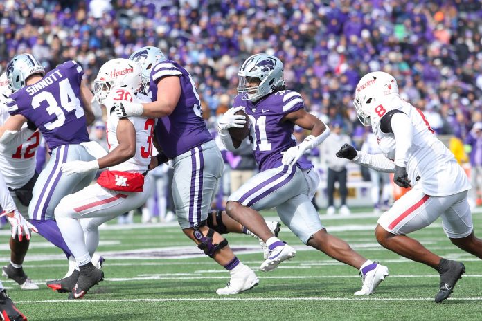 Kansas State Wildcats running back DJ Giddens (31) runs away from Houston Cougars linebacker Malik Robinson (8) during the third quarter at Bill Snyder Family Football Stadium.