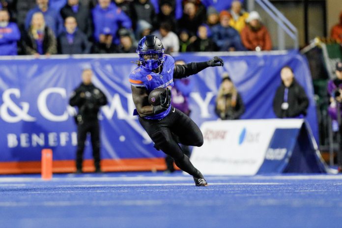 Boise State Broncos running back Ashton Jeanty (2) runs around right endduring the first quarter against the San Diego State Aztecs at Albertsons Stadium.