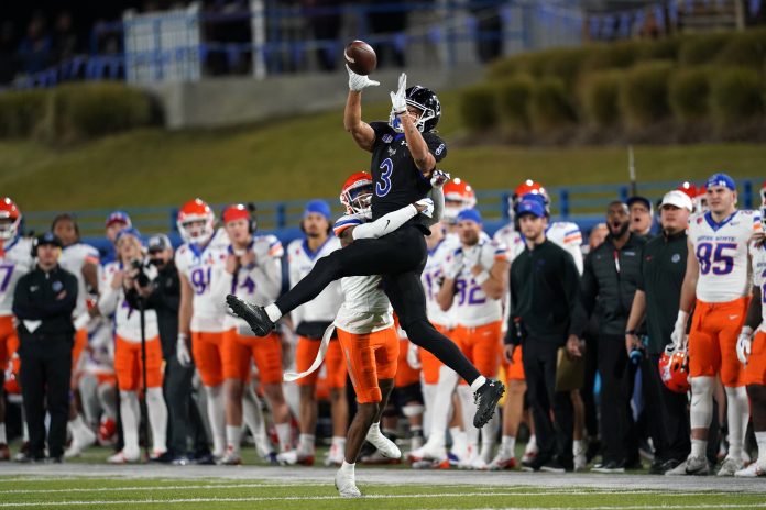 San Jose State Spartans wide receiver Nick Nash (3) makes a catch in front of Boise State Broncos cornerback A'Marion McCoy (7) in the third quarter at CEFCU Stadium.