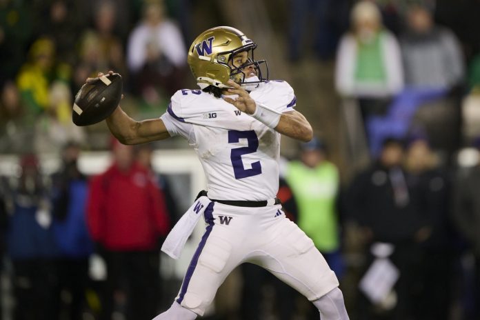 Washington Huskies quarterback Demond Williams Jr. (2) throws a pass during the first half against the Oregon Ducks at Autzen Stadium.