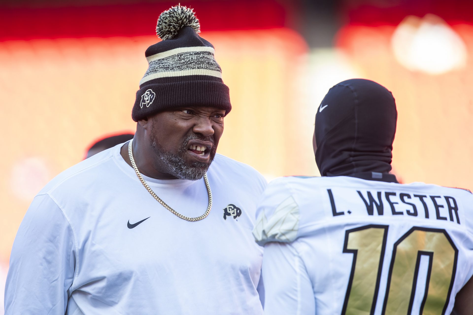 The Colorado Buffaloes arrived in style -- a Rolls Royce plane -- and defensive coach Warren Sapp gave fans a behind-the-scenes tour of the Buffs' ride.