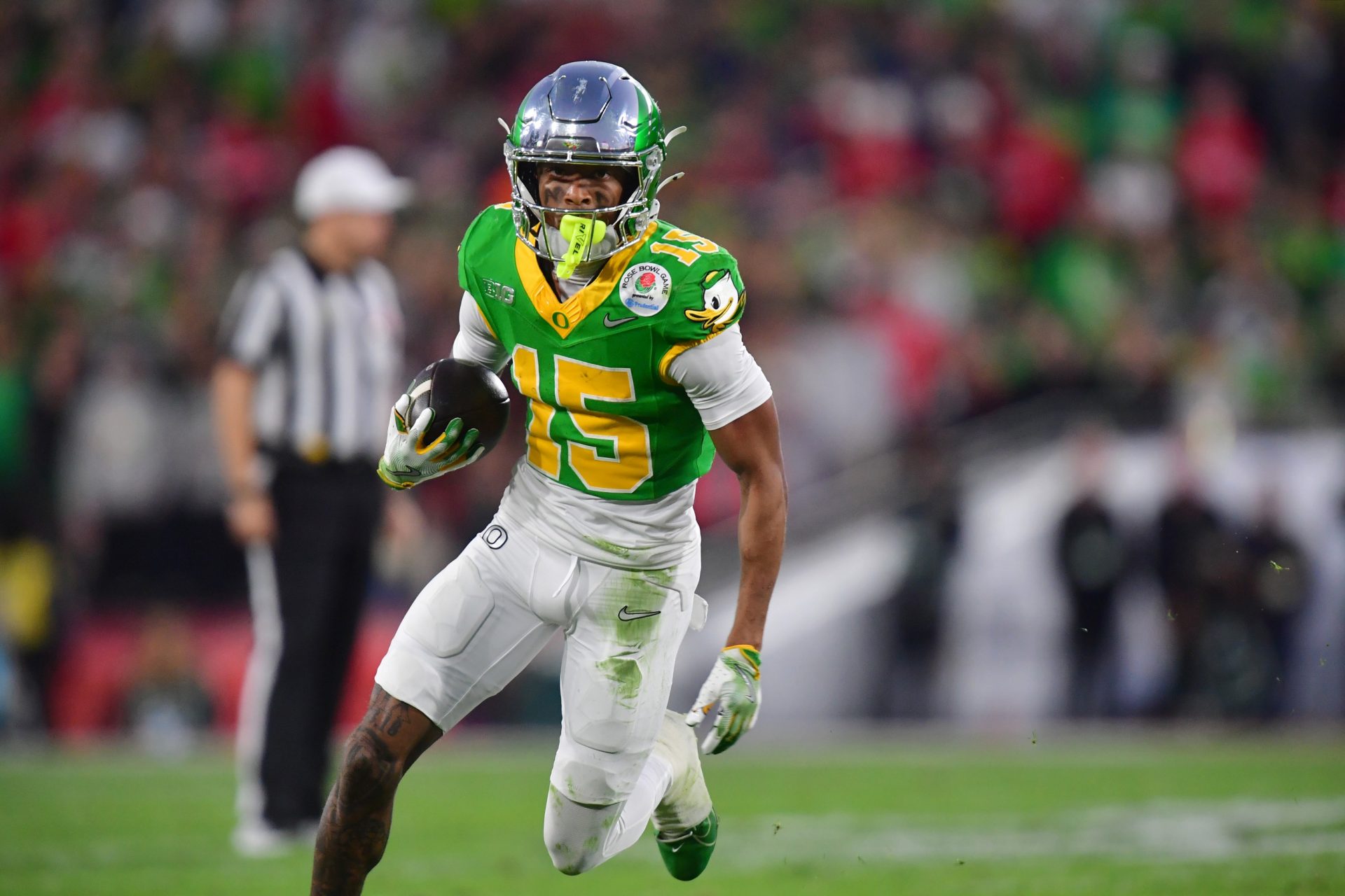 Oregon Ducks wide receiver Tez Johnson (15) runs against the Ohio State Buckeyes in the second half in the 2025 Rose Bowl college football quarterfinal game at Rose Bowl Stadium.