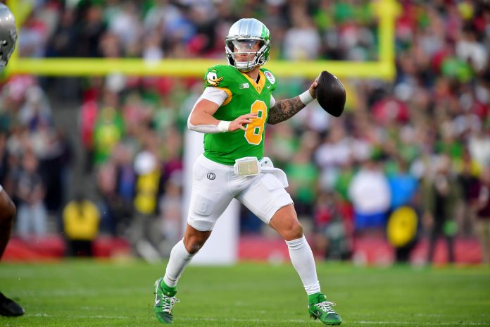 Oregon Ducks quarterback Dillon Gabriel (8) looks to pass against the Ohio State Buckeyes in the third quarter in the 2025 Rose Bowl college football quarterfinal game at Rose Bowl Stadium.