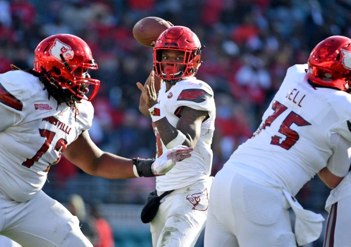 Louisville Cardinals quarterback Lamar Jackson (8) looks to throw the ball during the second half against the Mississippi State Bulldogs in the 2017 TaxSlayer Bowl at EverBank Field.