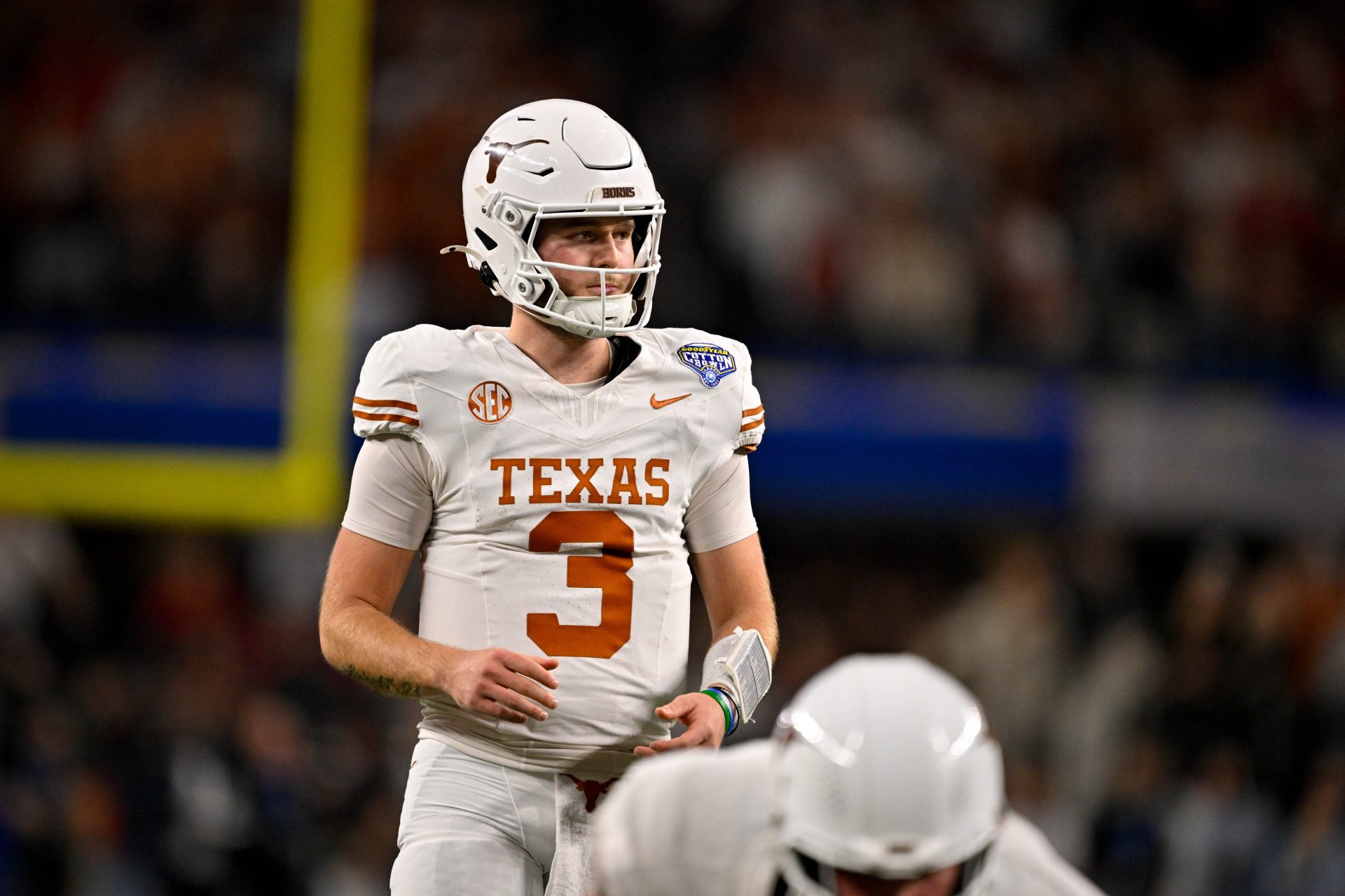 Texas Longhorns quarterback Quinn Ewers (3) in action during the game between the Texas Longhorns and the Ohio State Buckeyes at AT&T Stadium.