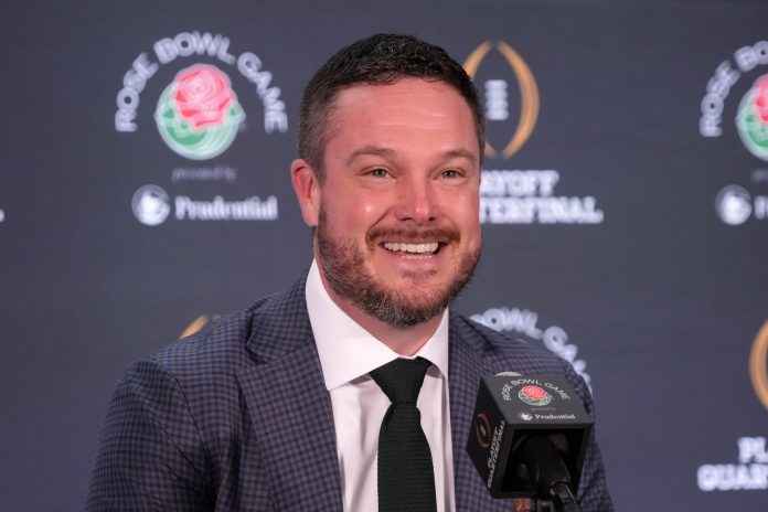 With many Oregon Ducks players displaying their talent at the Senior Bowl, head coach Dan Lanning showed that he is with them every step of the way.