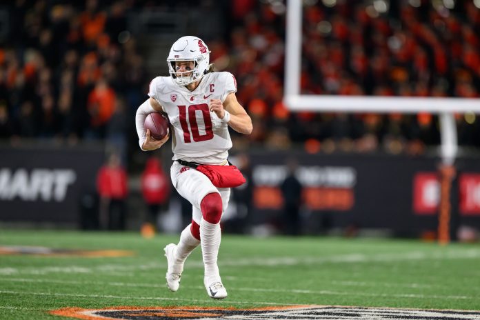 Washington State Cougars quarterback John Mateer (10) runs the ball during the fourth quarter against the Oregon State Beavers at Reser Stadium.