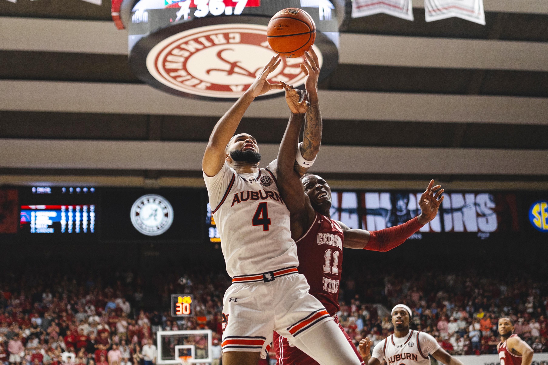 The odds have tightened for the Wooden Award, with Auburn Tiger Johni Broome making a late-season push to overtake Duke's Cooper Flagg.