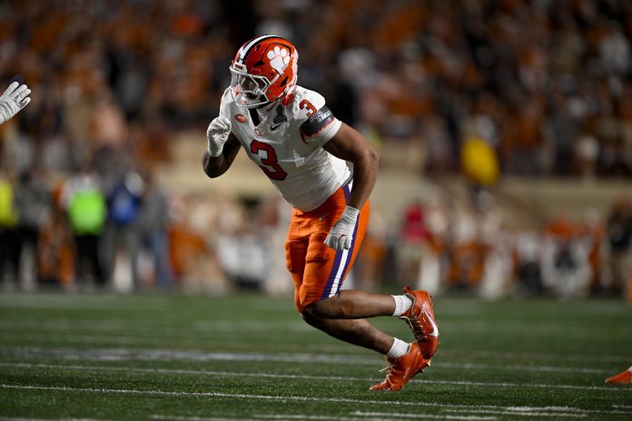 Clemson Tigers defensive end T.J. Parker (3) in action during the game between the Texas Longhorns and the Clemson Tigers in the CFP National Playoff First Round at Darrell K Royal-Texas Memorial Stadium.