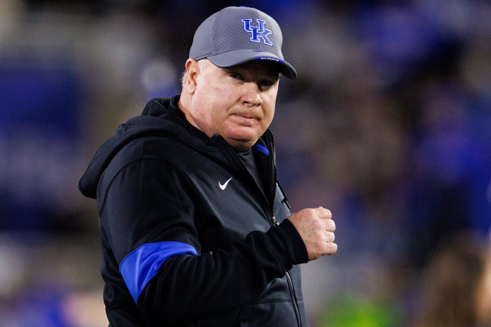 Kentucky Wildcats head coach Mark Stoops runs onto the field before the game against the Auburn Tigers at Kroger Field.