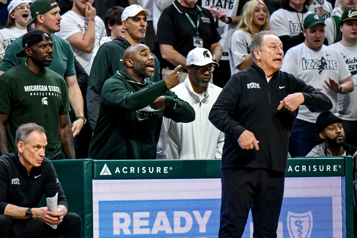 Michigan State HC Tom Izzo reflects on legendary coach Bobby Knight after notching a milestone 353rd Big Ten victory.