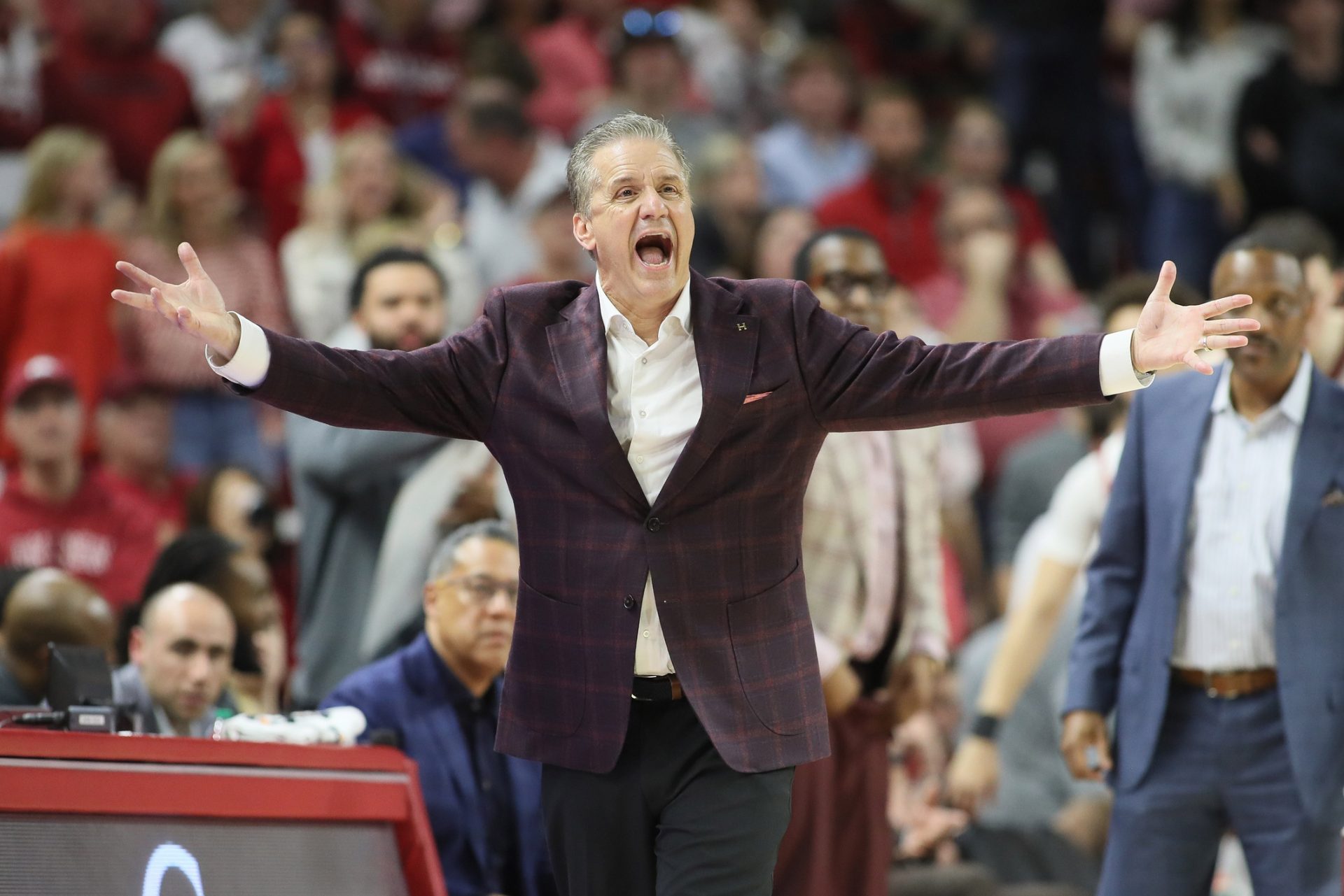 Explore Arkansas Razorbacks coach John Calipari's salary, contract details, and net worth, which reflect his long-standing excellence in coaching college hoops.