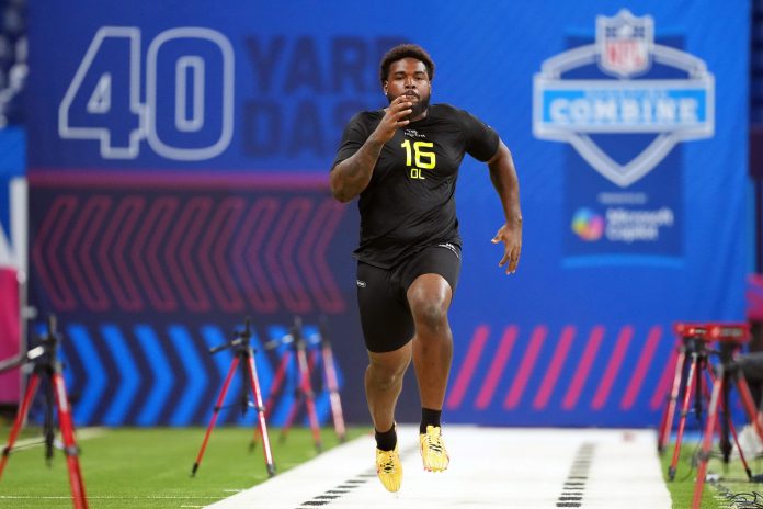 Oregon defensive lineman Derrick Harmon (DL15) participates in drills during the 2025 NFL Combine at Lucas Oil Stadium.