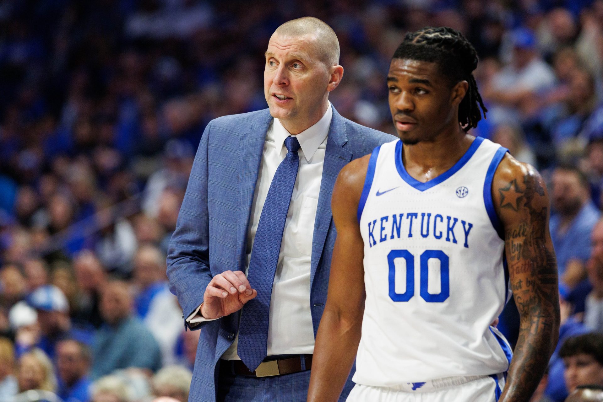 Kentucky Wildcats head coach Mark Pope talks with guard Otega Oweh (00) during the second half against the South Carolina Gamecocks at Rupp Arena at Central Bank Center.