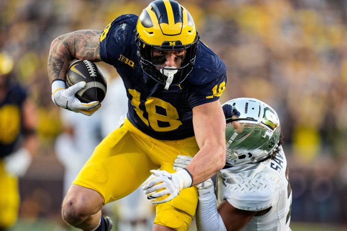 Michigan tight end Colston Loveland (18) makes a catch against Oregon defensive back Kobe Savage (5) during the second half at Michigan Stadium