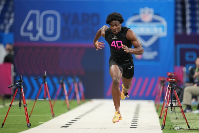 South Carolina defensive back Nick Emmanwori (DB40) runs in the 40 yard dash during the 2025 NFL Combine at Lucas Oil Stadium.