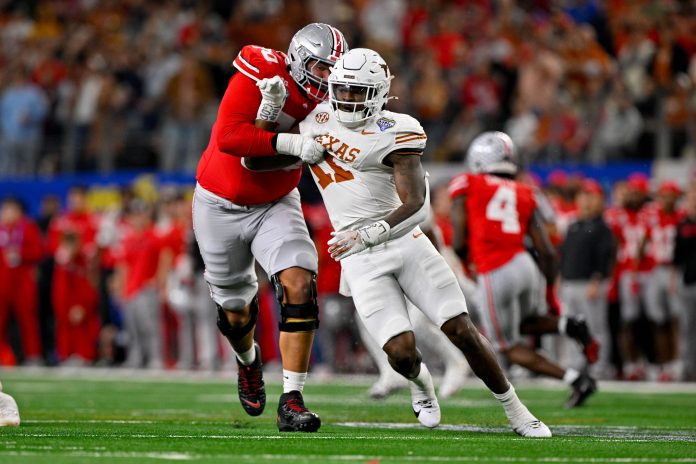 Ohio State Buckeyes offensive lineman Josh Fryar (70) and Texas Longhorns linebacker Colin Simmons (11) in action during the game between the Texas Longhorns and the Ohio State Buckeyes at AT&T Stadium.