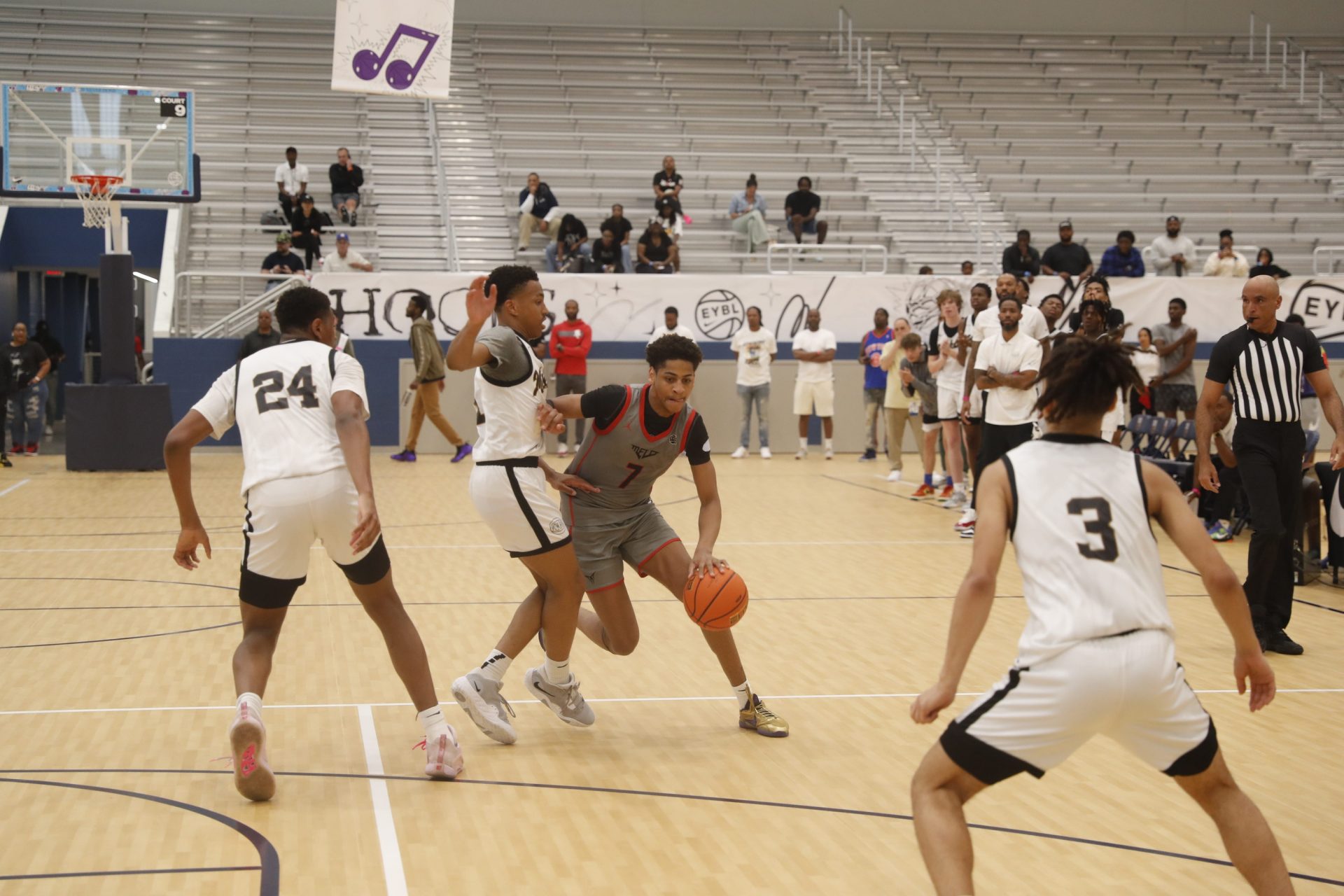Team Melo’s Kiyan Anthony (7) looks to penetrate the defense of Team Mokan Elite during the Nike EYBL Session 4 on May 27, 2023 at Memphis Sports and Events Center in Memphis, Tenn.