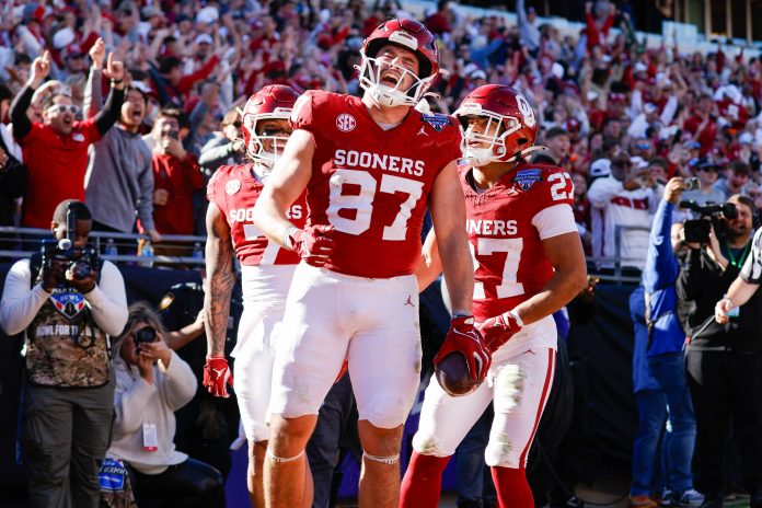 Oklahoma Sooners tight end Jake Roberts (87) catches a touchdown late in the 4th quarter against the Navy Midshipmen at Amon G. Carter Stadium.