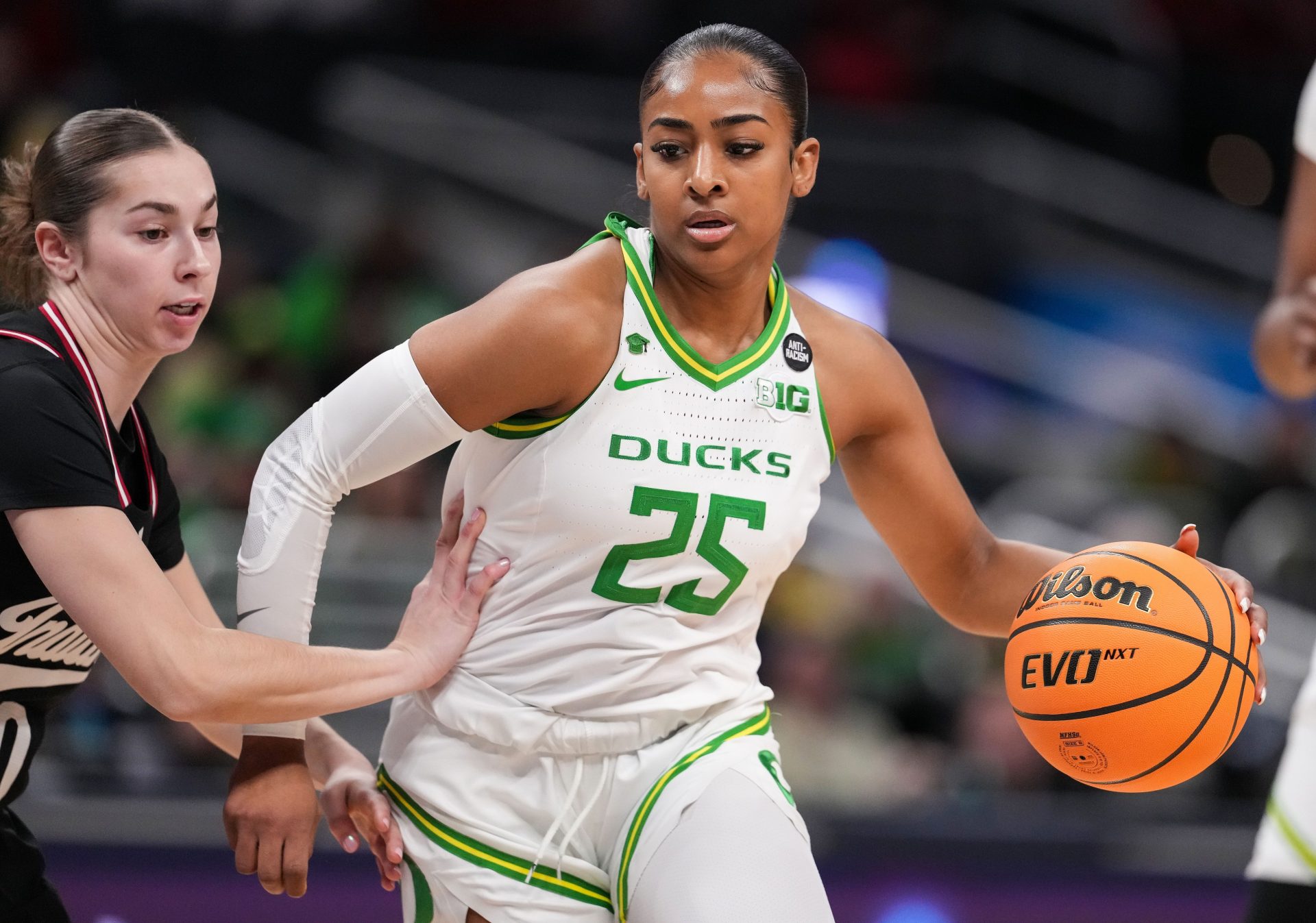 Oregon Ducks guard Deja Kelly (25) rushes up the court Thursday, March 6, 2025, during the Big Ten women's tournament at Gainbridge Fieldhouse in Indianapolis. Indiana Hoosiers defeated the Oregon Ducks, 78-62.