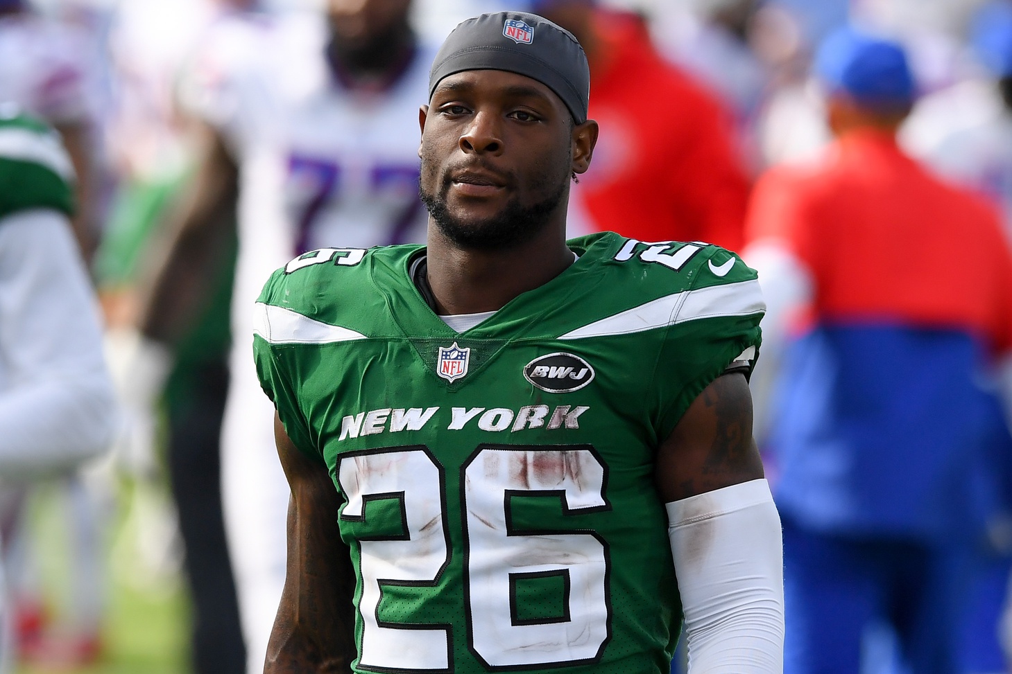 New York Jets running back Le'Veon Bell (26) walks off the field following the game against the Buffalo Bills at Bills Stadium.