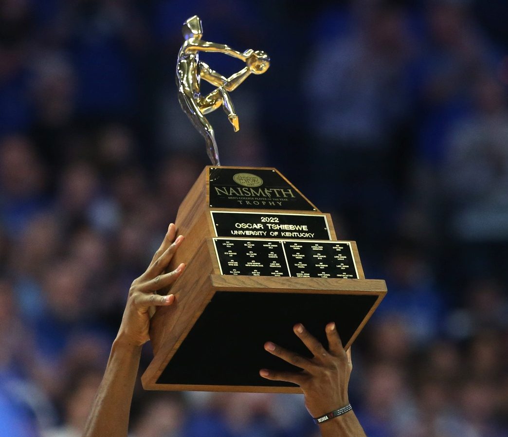 Kentucky’s Oscar Tshiebwe collected his Naismith Player of the Year trophy.