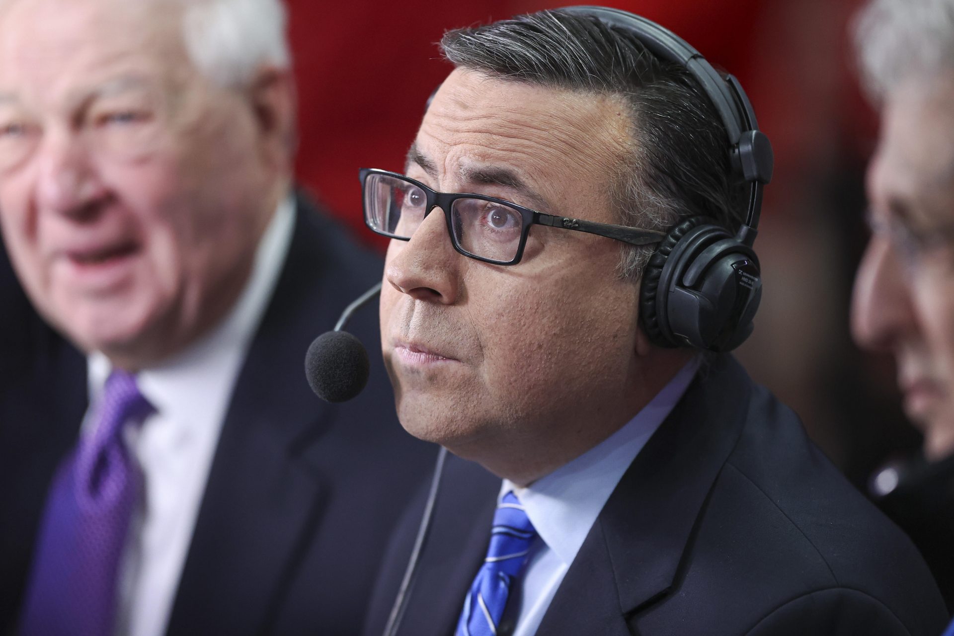 Broadcaster Ian Eagle before the game between the Houston Cougars and the Texas Longhorns at Fertitta Center.