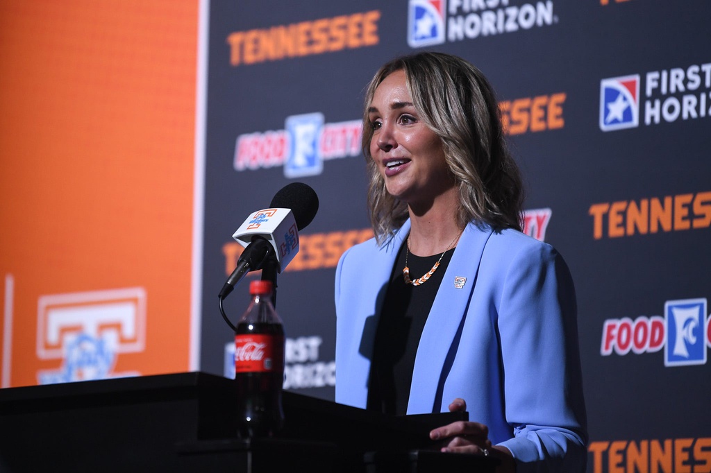 Rickea Jackson praises Tennessee Lady Volunteers HC Kim Caldwell’s coaching style, praising her ability to create a positive environment on and off the court.