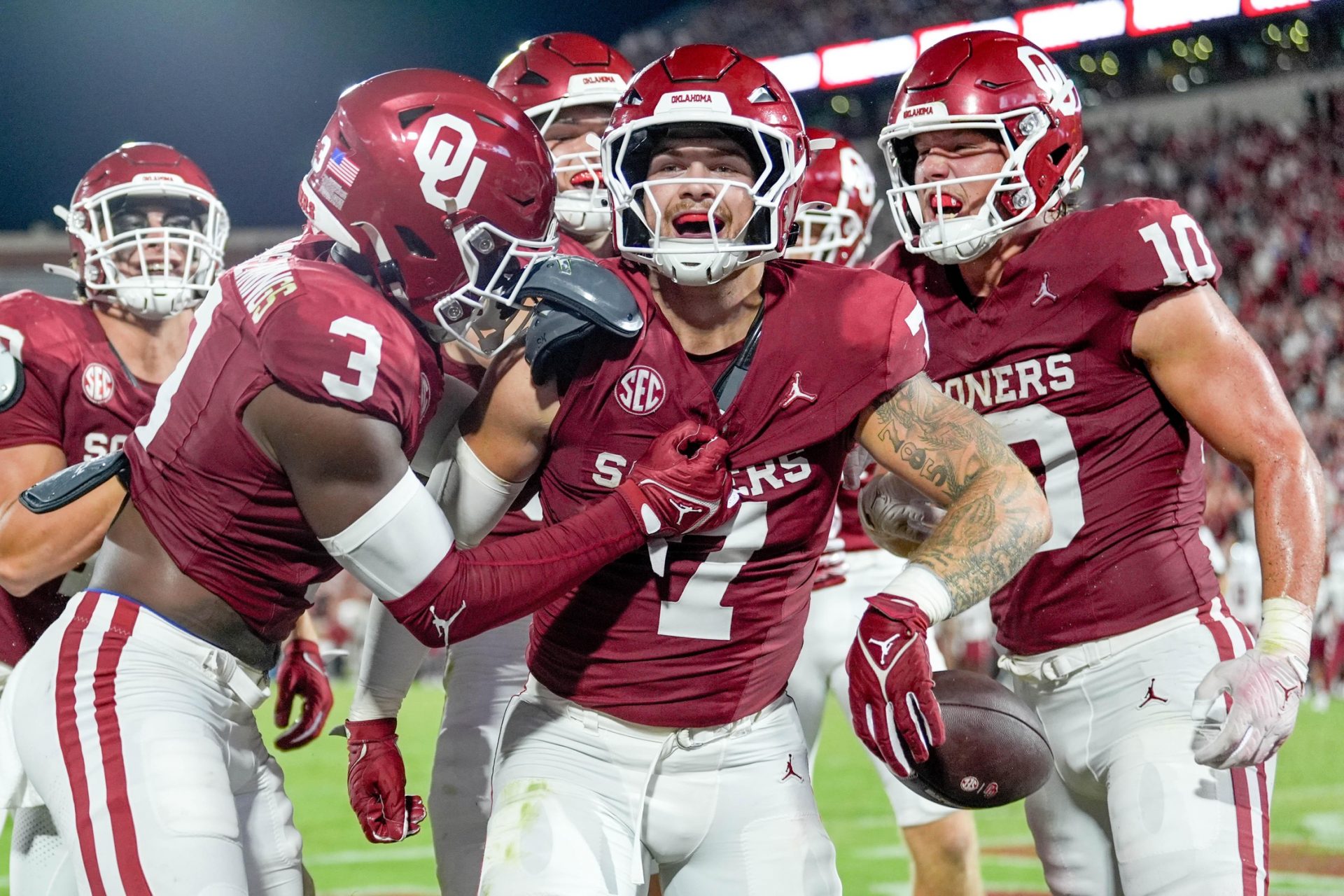 Oklahoma linebacker Jaren Kanak (7) scoops up a fumbled punt return and runs the ball for a touchdown and is celebrated by his teammates in the second half of an NCAA football game between Oklahoma (OU) and Temple at the Gaylord Family Oklahoma Memorial Stadium in Norman, Okla., on Friday, Aug. 30, 2024.