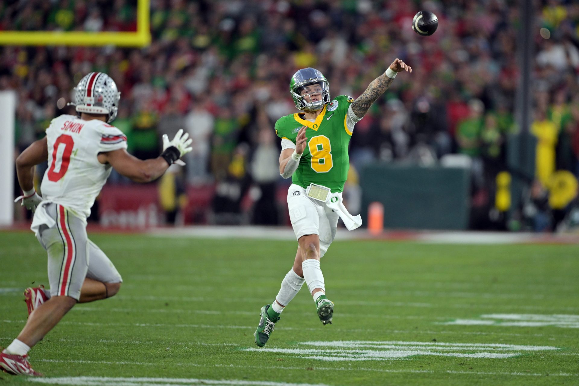 Oregon Ducks quarterback Dillon Gabriel (8) passes against Ohio State Buckeyes linebacker Cody Simon (0) in the second half in the 2025 Rose Bowl college football quarterfinal game at Rose Bowl Stadium.