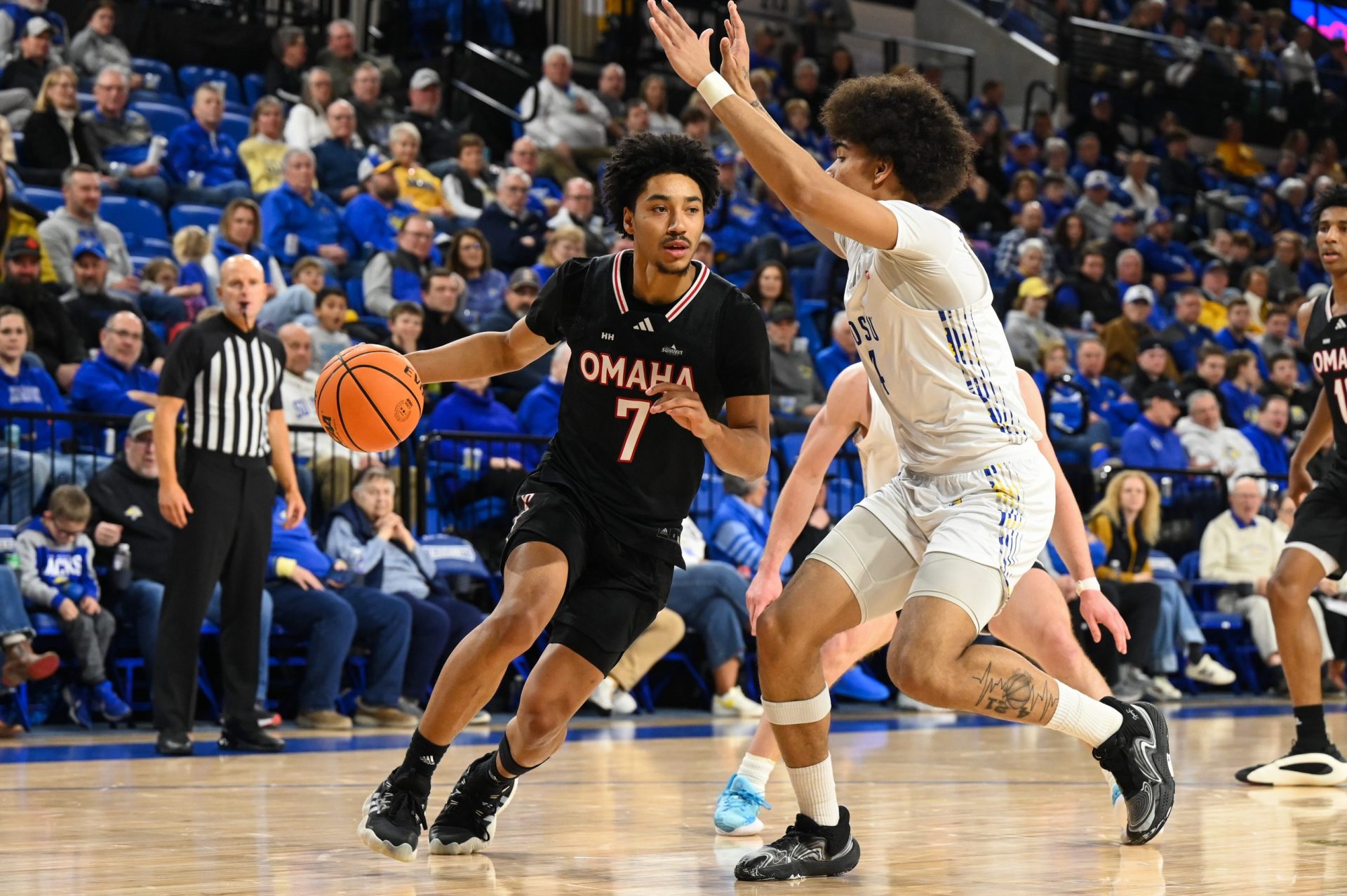 Omaha Mavericks guard Lance Waddles (7) move the ball