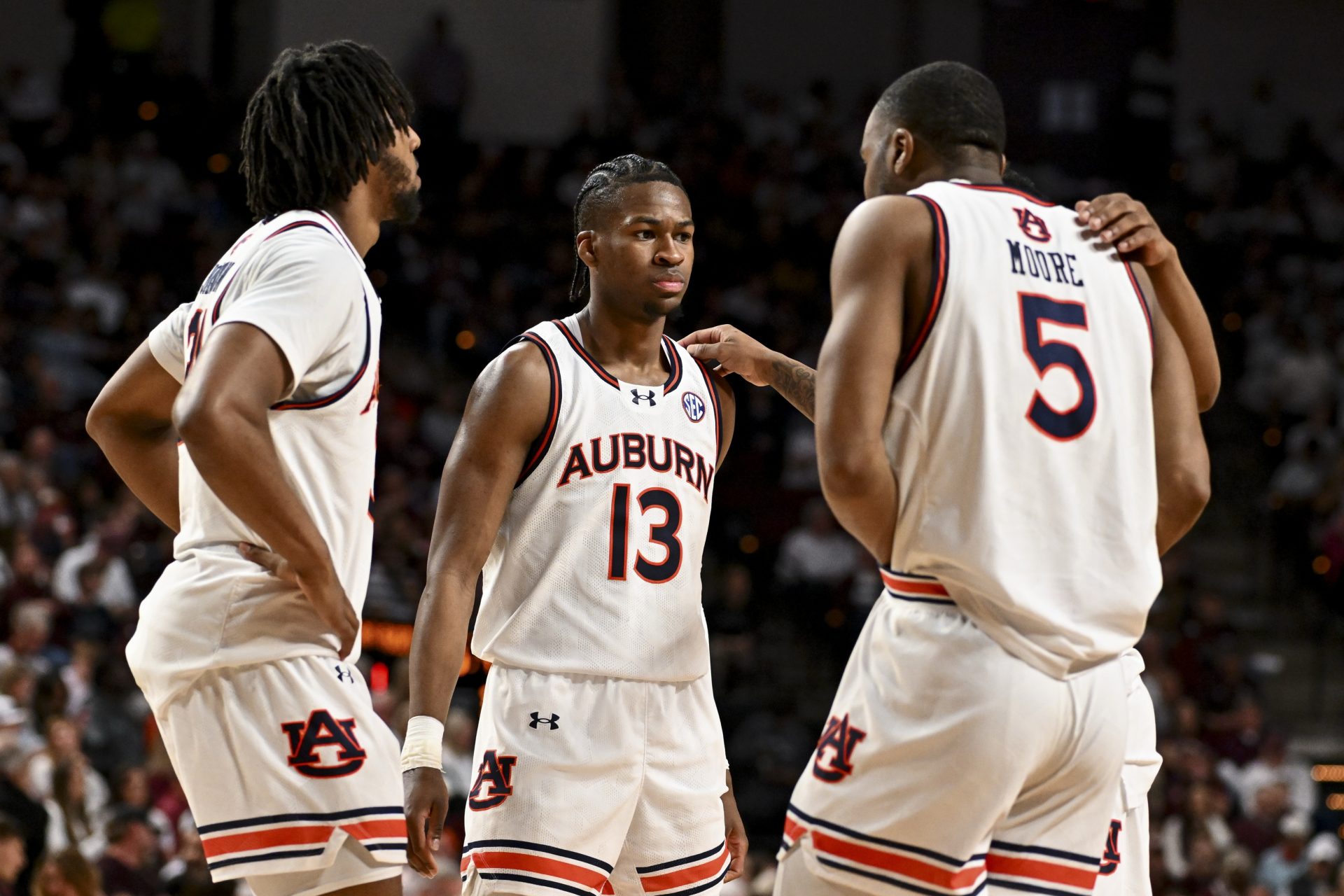 Auburn Tigers guard Miles Kelly (13) and teammates huddle up during a time-out during the second half