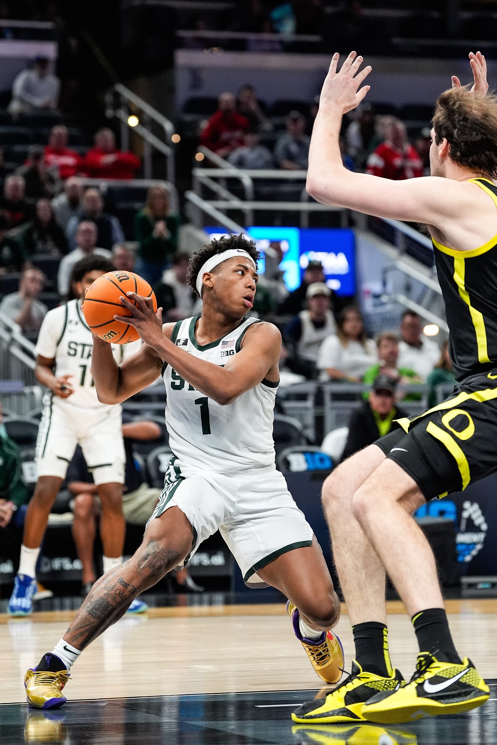 Michigan State guard Jeremy Fears Jr. (1) looks to pass against Oregon center Nate Bittle (32) during the second half of Big Ten Tournament quarterfinal at Gainbridge Fieldhouse in Indianapolis, Ind. on Friday, March 14, 2025.