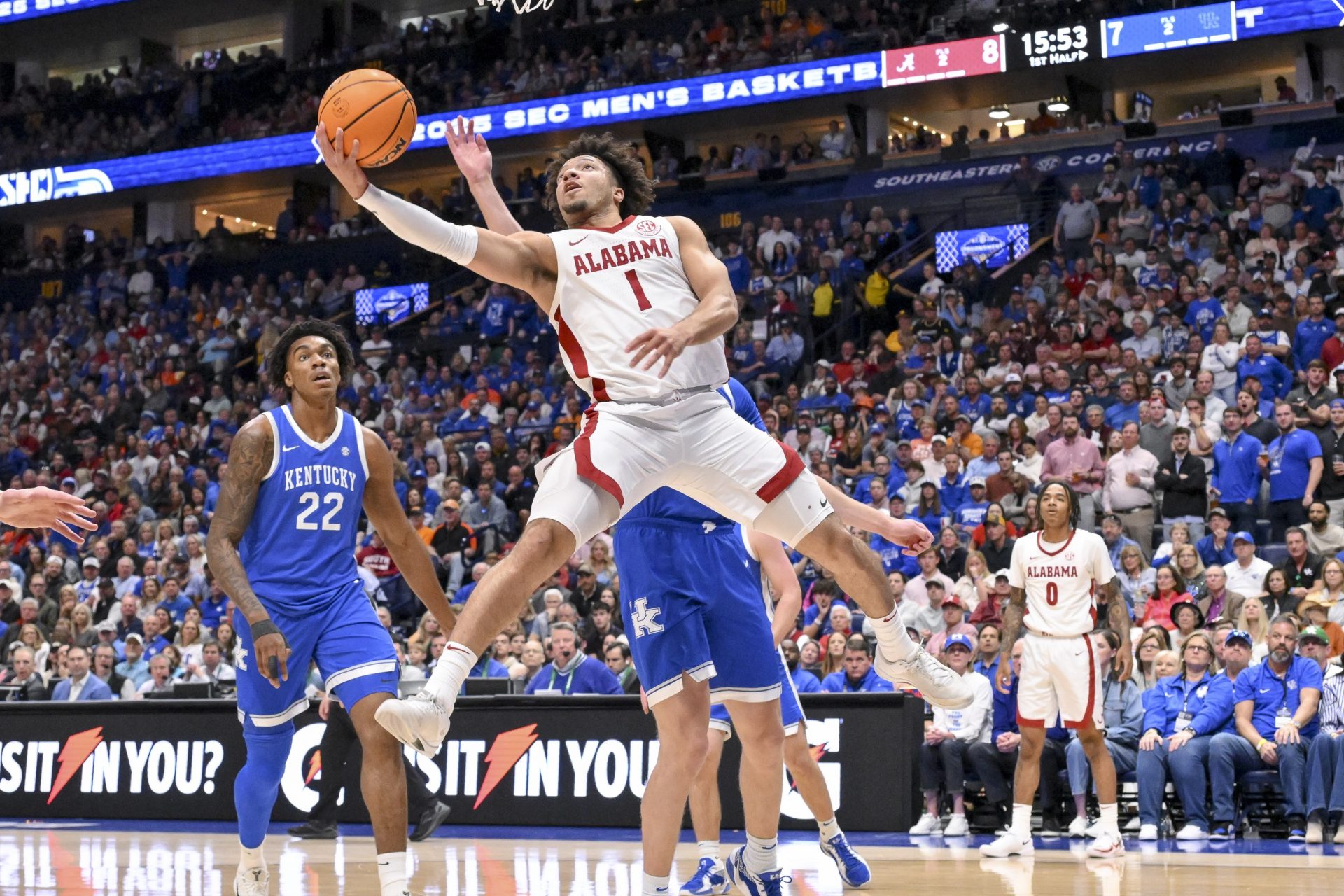 Alabama Crimson Tide guard Mark Sears (1) lays the ball in against the Kentucky Wildcats during the first half at Bridgestone Arena.