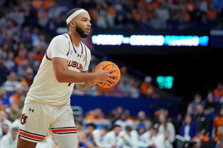 Auburn Tigers forward Johni Broome (4) handles the ball during the second half against the Creighton Bluejays in the second round to the NCAA Tournament at Rupp Arena.